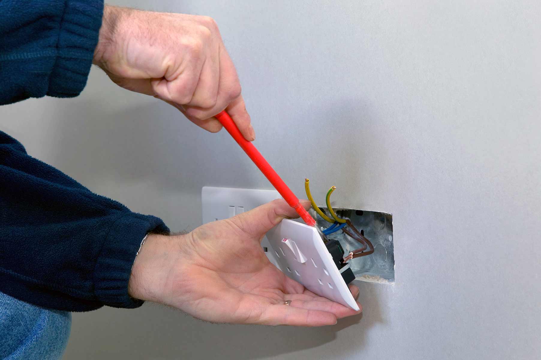 Our electricians can install plug sockets for domestic and commercial proeprties in Wallingford and the local area. 